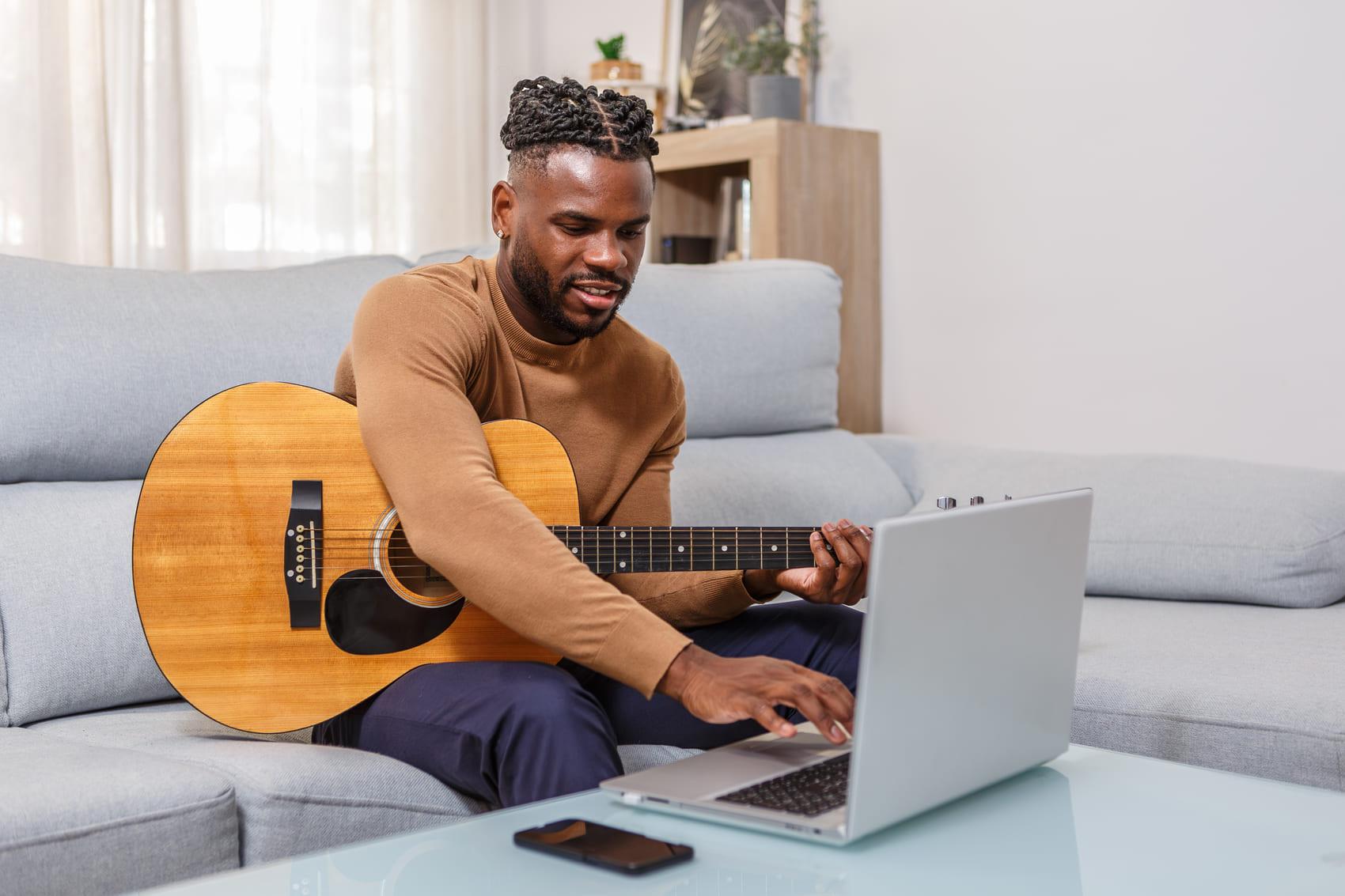 โค้ชกีตาร์ส่วนตัวผ่านวิดีโอ StrumMiopic เพื่อคุณ